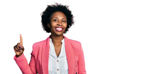 Africká Američanka Afro Vlasy Obchodní Bundě Ukazující Prstem Nahoru Úspěšným — Stock fotografie