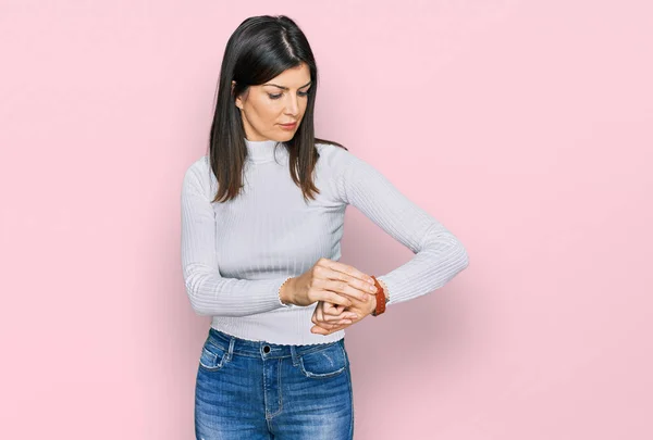 Schöne Brünette Frau Lässiger Kleidung Die Der Armbanduhr Die Uhrzeit — Stockfoto