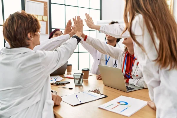 Группа Молодых Врачей Улыбается Счастливыми Руками Поднятыми Офисе Клиники — стоковое фото