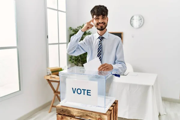 Homme Hispanique Avec Vote Barbe Mettant Enveloppe Dans Urne Souriant — Photo