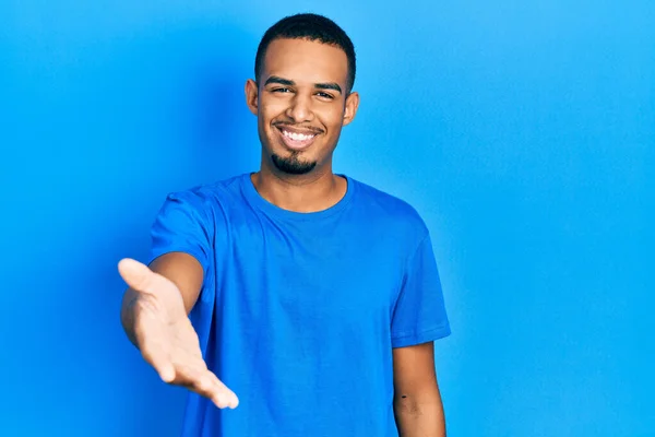 Giovane Uomo Afroamericano Indossa Casual Shirt Blu Sorridente Amichevole Offrendo — Foto Stock