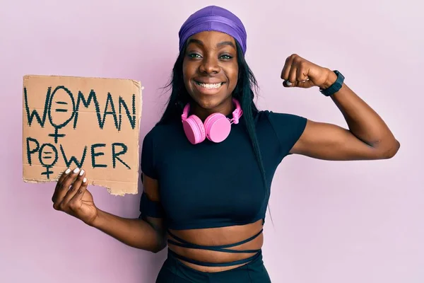 Chica Afroamericana Joven Con Ropa Deportiva Sosteniendo Bandera Poder Mujer —  Fotos de Stock