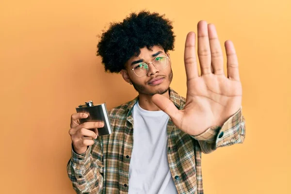 Ung Afrikansk Amerikansk Man Med Afro Hår Dricka Alkohol Från — Stockfoto