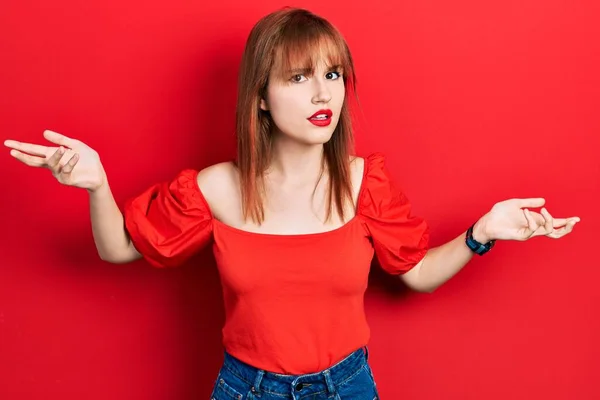 Ruiva Jovem Mulher Vestindo Casual Camiseta Vermelha Sem Noção Confundido — Fotografia de Stock