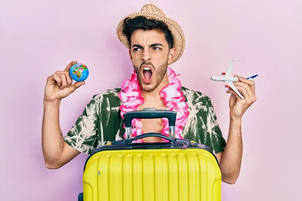 Homem Hispânico Jovem Vestindo Estilo Verão Lei Havaiana Segurando Bola — Fotografia de Stock