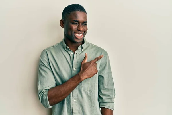 Junger Afrikanisch Amerikanischer Mann Lässiger Kleidung Fröhlich Mit Einem Lächeln — Stockfoto