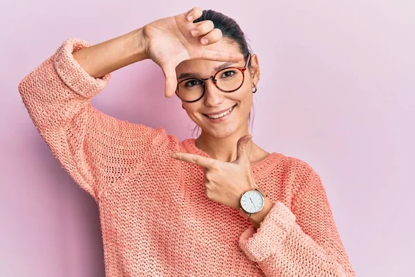 Jeune Femme Caucasienne Portant Des Vêtements Décontractés Des Lunettes Souriant — Photo