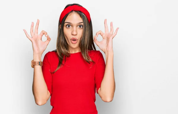 Young Brunette Woman Wearing Casual Clothes Looking Surprised Shocked Doing — Stock Photo, Image