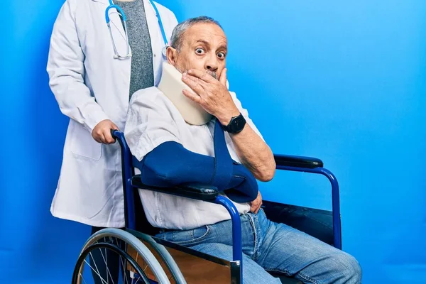 Hombre Mayor Guapo Con Barba Sentado Silla Ruedas Con Cuello — Foto de Stock