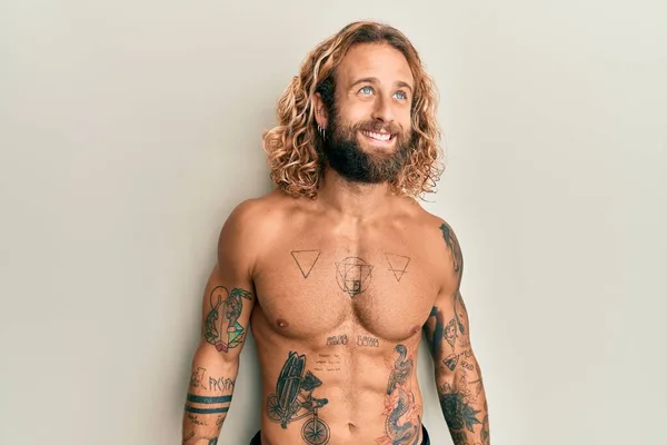 Όμορφος Άντρας Γενειάδα Και Μακριά Μαλλιά Στέκεται Shirtless Δείχνει Τατουάζ — Φωτογραφία Αρχείου