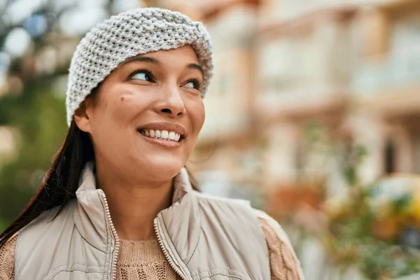 Young Latin Woman Smiling Happy Standing City — Stock Photo, Image