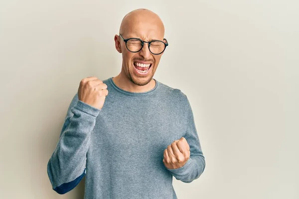 Hombre Calvo Con Barba Vistiendo Ropa Casual Gafas Celebrando Sorprendido —  Fotos de Stock