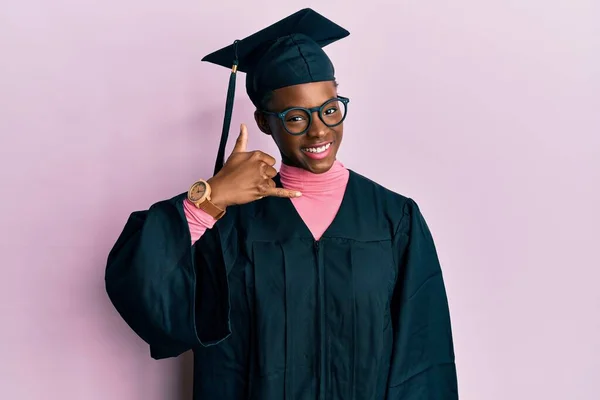 Młoda Afroamerykanka Czapce Zakończenie Szkoły Szlafroku Uśmiechająca Się Robiąca Telefoniczne — Zdjęcie stockowe