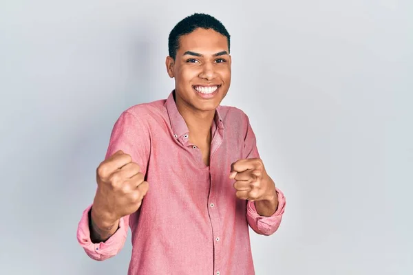 Молодий Афроамериканець Одягнений Повсякденний Одяг Дуже Щасливий Захоплений Жестом Переможця — стокове фото