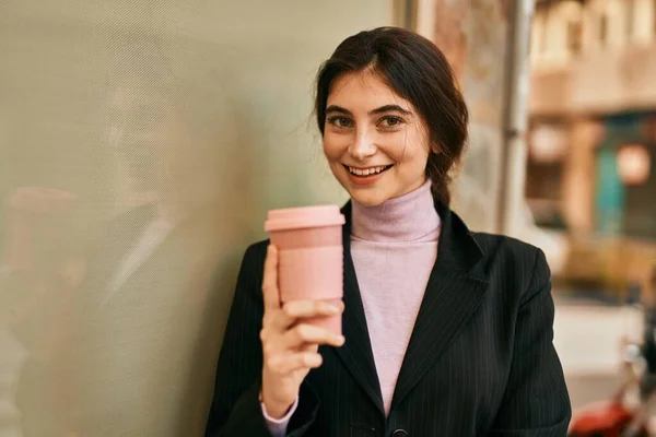 Joven Hermosa Mujer Negocios Sonriendo Feliz Bebiendo Café Ciudad — Foto de Stock