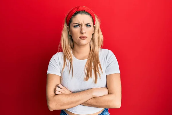 Mujer Caucásica Joven Con Camiseta Blanca Casual Escéptica Nerviosa Desaprobando — Foto de Stock