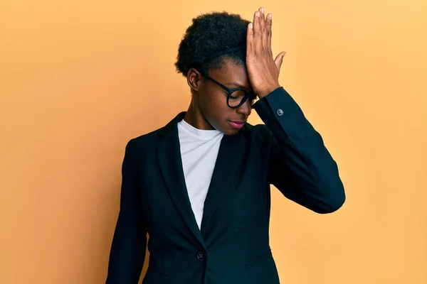 Een Jong Afrikaans Amerikaans Meisje Met Een Zakenjasje Een Bril — Stockfoto