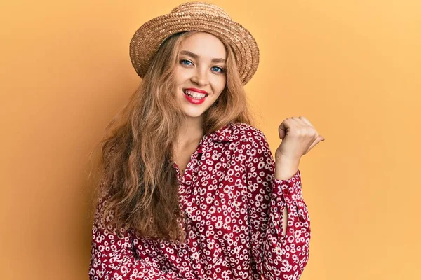 Όμορφη Ξανθιά Καυκάσια Γυναίκα Φοράει Καλοκαιρινό Καπέλο Χαμογελώντας Χαρούμενη Όψη — Φωτογραφία Αρχείου