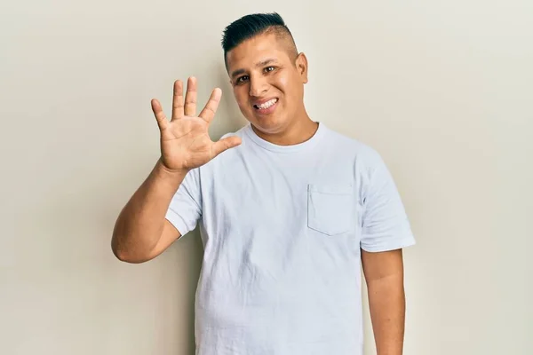 Jovem Latino Homem Vestindo Casual Branco Shirt Mostrando Apontando Para — Fotografia de Stock