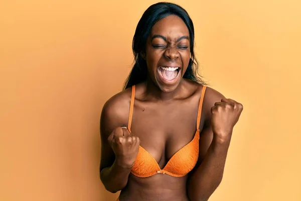 Genç Afro Amerikalı Kadın Çamaşırı Giyiyor Şaşırmış Şaşırmış Bir Şekilde — Stok fotoğraf