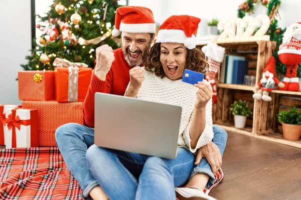 Casal Hispânico Meia Idade Com Chapéu Natal Sentado Chão Usando — Fotografia de Stock