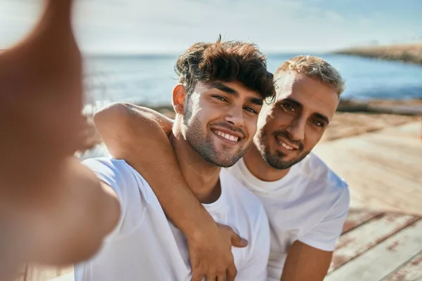 Mladý Gayové Pár Usměvavý Šťastný Dělat Selfie Smartphonu Pláži — Stock fotografie