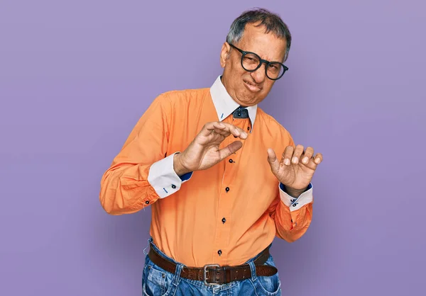Homem Indiano Meia Idade Vestindo Roupas Casuais Óculos Expressão Repugnante — Fotografia de Stock