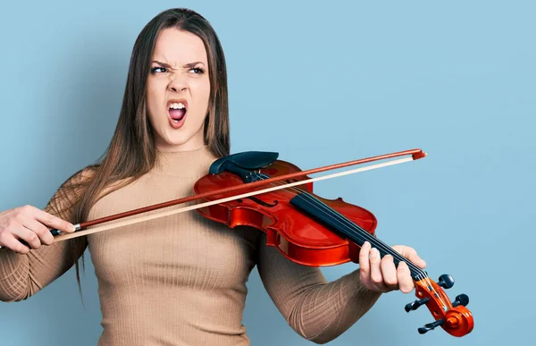 Jovencita Hispana Tocando Violín Enojada Loca Gritando Frustrada Furiosa Gritando — Foto de Stock