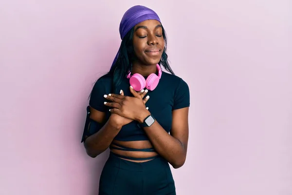 Ung Afrikansk Amerikansk Kvinna Klädd Gympakläder Och Med Hörlurar Leende — Stockfoto