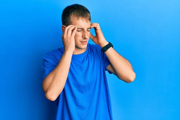 Giovane Uomo Caucasico Indossa Casual Shirt Blu Con Mano Sulla — Foto Stock