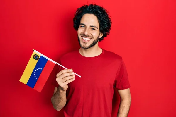 Bello Uomo Ispanico Con Bandiera Venezuelana Che Sembra Positivo Felice — Foto Stock