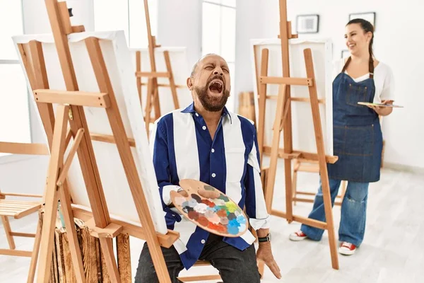 アートスタジオのシニアアーティストの男は怒って怒りと怒りを叫び 怒りで叫びます 怒りと攻撃的な考え方 — ストック写真