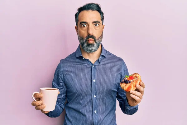 Homem Meia Idade Com Barba Cabelos Grisalhos Bebendo Café Comendo — Fotografia de Stock