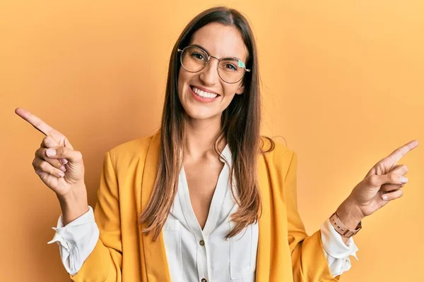 Jonge Mooie Vrouw Draagt Zakelijke Stijl Een Bril Glimlachend Vol — Stockfoto