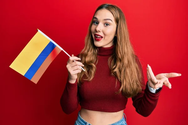 Νεαρή Ξανθιά Γυναίκα Που Κρατά Σημαία Της Κολομβίας Γιορτάζει Επίτευγμα — Φωτογραφία Αρχείου