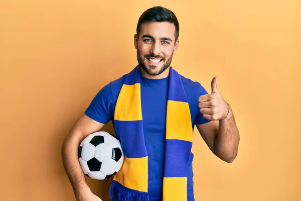 Joven Hombre Hispano Fútbol Hooligan Pelota Fútbol Sonriendo Feliz Positivo — Foto de Stock