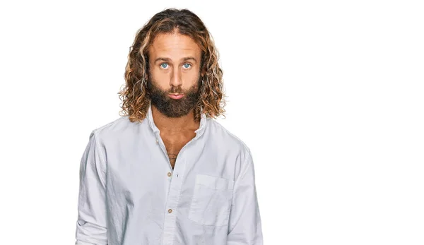 Knappe Man Met Baard Lang Haar Casual Kleding Depressief Zorgen — Stockfoto