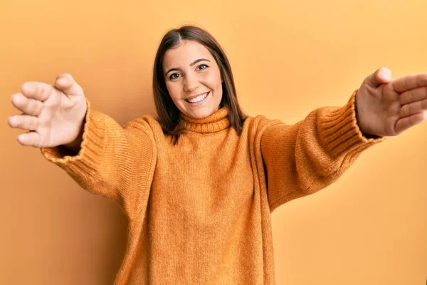 Giovane Bella Donna Indossa Maglione Dolcevita Guardando Fotocamera Sorridente Braccia — Foto Stock