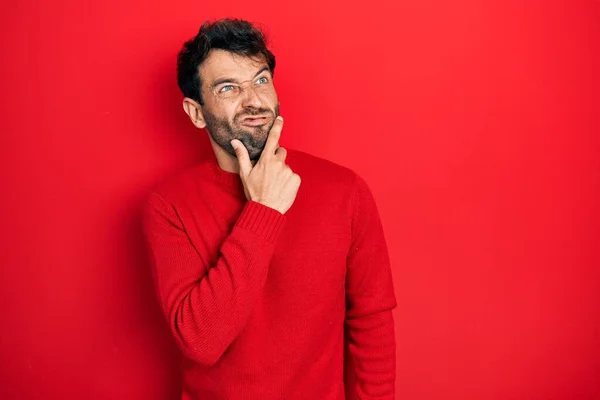 Homem Bonito Com Barba Vestindo Camisola Vermelha Casual Pensando Preocupado — Fotografia de Stock