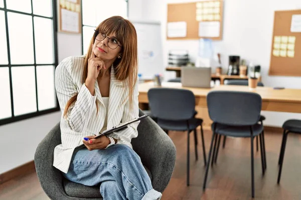 Hispanic Affärskvinna Arbetar Kontoret Med Handen Hakan Tänker Frågan Pensiv — Stockfoto