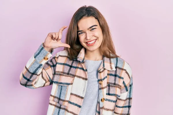 Ung Kaukasiska Flicka Bär Casual Kläder Ler Och Säker Gest — Stockfoto