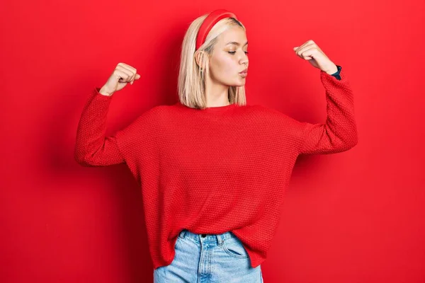 Mulher Loira Bonita Vestindo Camisola Vermelha Casual Mostrando Músculos Dos — Fotografia de Stock