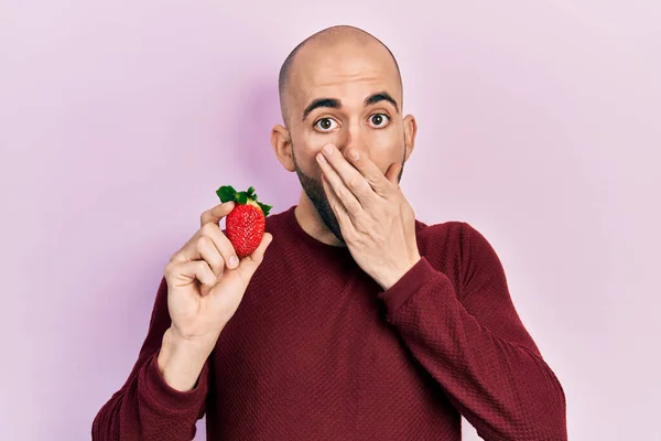 Jonge Kale Man Met Aardbeien Zijn Mond Geschokt Bang Voor — Stockfoto