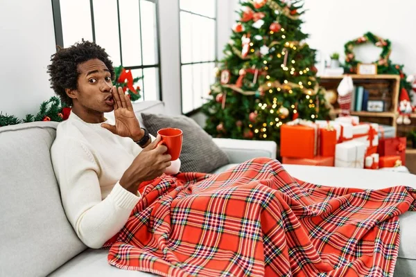 Junger Afrikanisch Amerikanischer Mann Sitzt Auf Dem Sofa Und Trinkt — Stockfoto