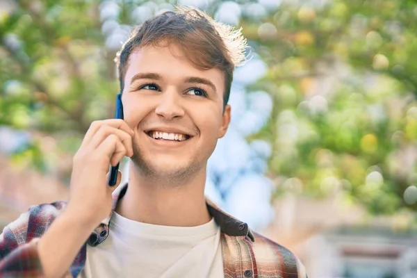 Mladý Běloch Šťastně Usmívá Když Mluví Chytrého Telefonu Městě — Stock fotografie