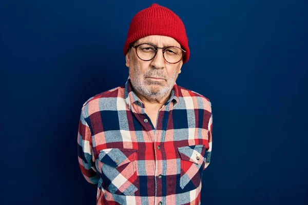 Pohledný Dospělý Muž Hipsterském Výrazu Vlněnou Čapkou Depresi Strachem Úzkost — Stock fotografie