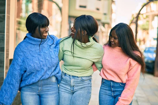 Trois Amis Afro Américains Souriants Heureux Câlins Ville — Photo