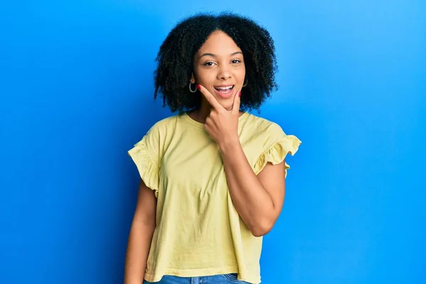 Junge Afroamerikanerin Lässiger Kleidung Die Selbstbewusst Die Kamera Lächelt Mit — Stockfoto