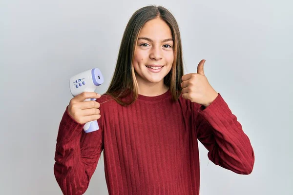 Vacker Brunett Liten Flicka Som Håller Termometer Ler Glad Och — Stockfoto