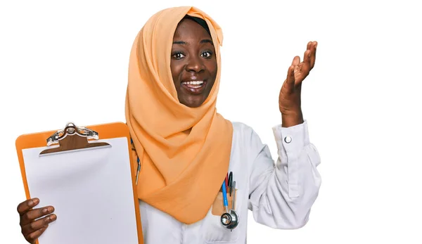 Gyönyörű Afrikai Fiatal Visel Orvos Sztetoszkóp Gazdaság Vágólap Ünneplő Győzelem — Stock Fotó